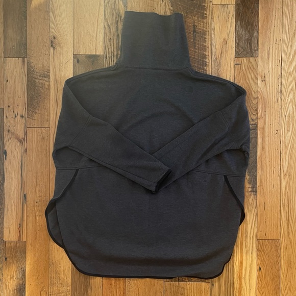 The North Face Pull-Over - Picture 2 of 4